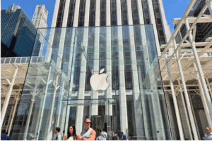These 3 US Stocks Beat the S&P 500: Can Their Rally Continue? Apple (Photo by Rachel)
